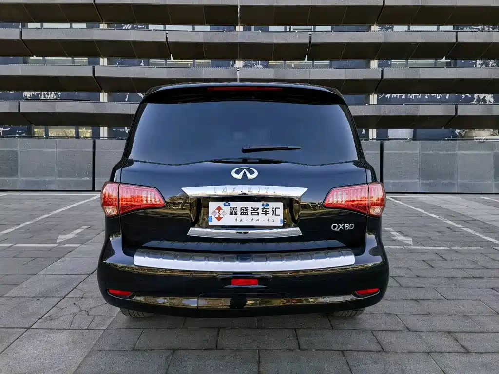 Infiniti QX80 5.6 L 4 WD