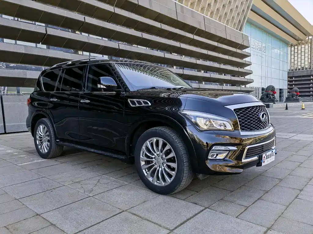 Infiniti QX80 5.6 L 4 WD