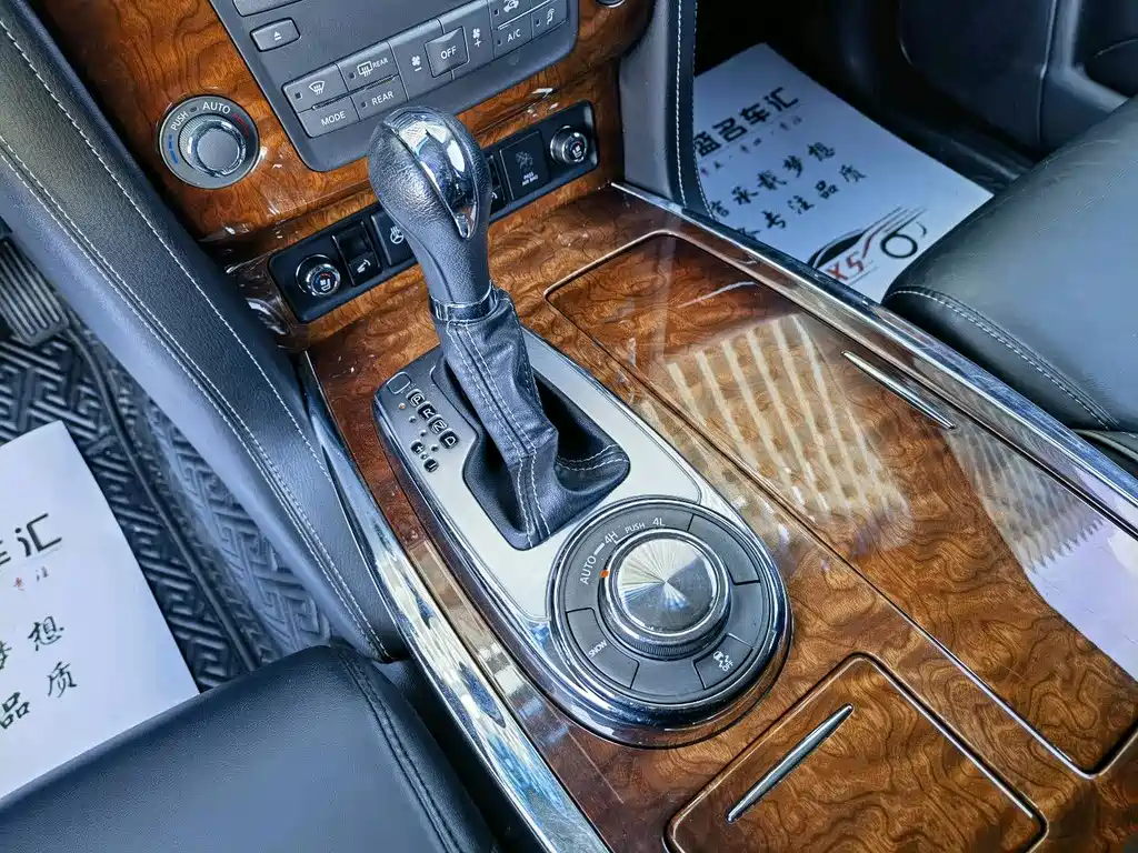 Infiniti QX80 5.6 L 4 WD