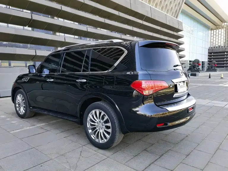 Infiniti QX80 5.6 L 4 WD