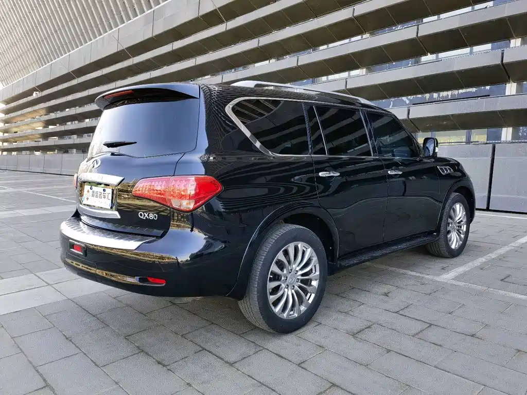 Infiniti QX80 5.6 L 4 WD