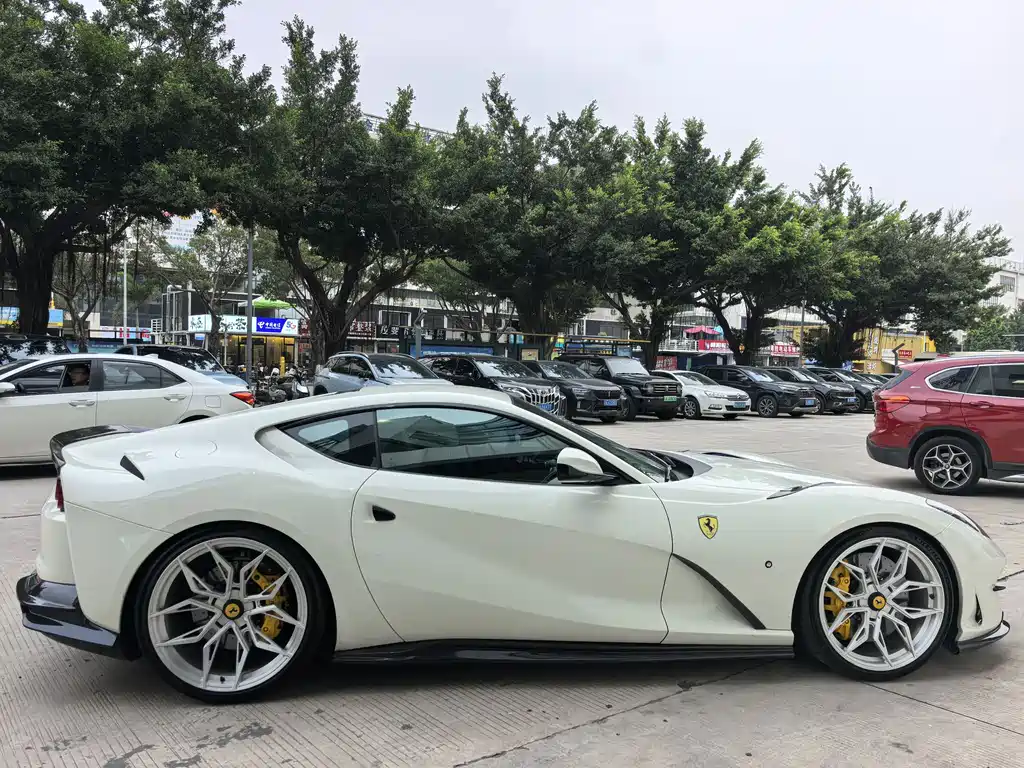 Ferrari 812 6.5 L Superfast
