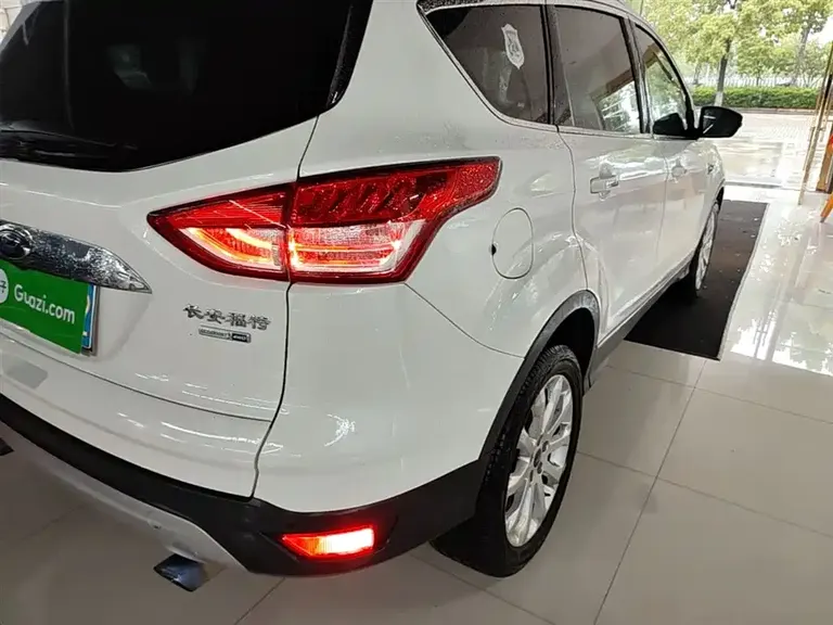 Ford Kuga 2.0 L GTDi 4 WD Distinguished