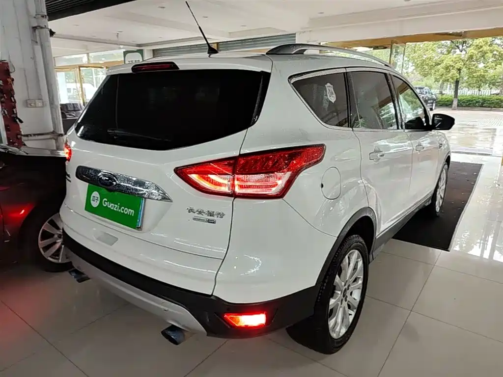 Kuga 2.0 L GTDi 4 WD Distinguished