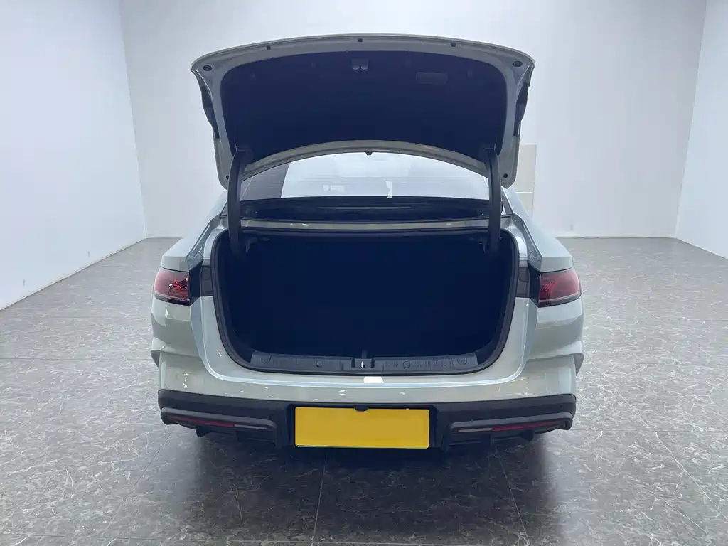 Qin L DM-i Smart Drive 80 KM Leading
