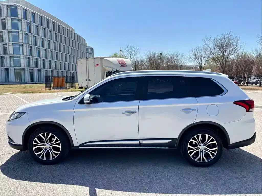 Outlander 2.4 L 4 WD Elite 5-seat