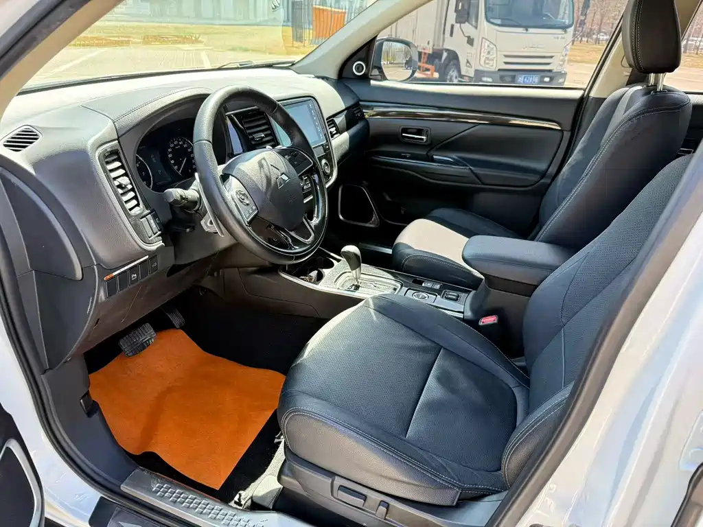 Outlander 2.4 L 4 WD Elite 5-seat