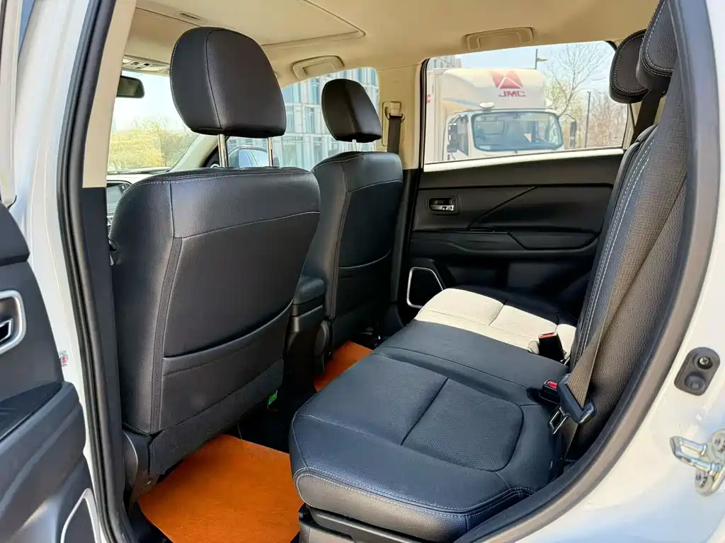 Outlander 2.4 L 4 WD Elite 5-seat