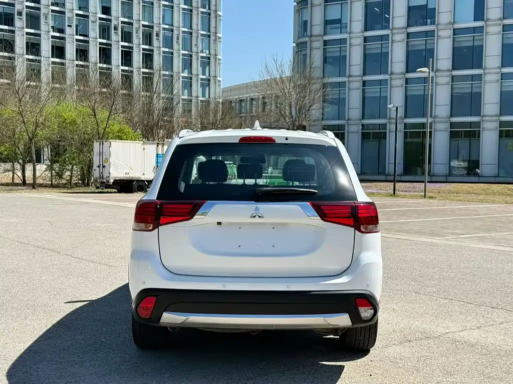 Outlander 2.4 L 4 WD Elite 5-seat