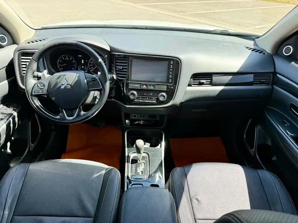 Outlander 2.4 L 4 WD Elite 5-seat