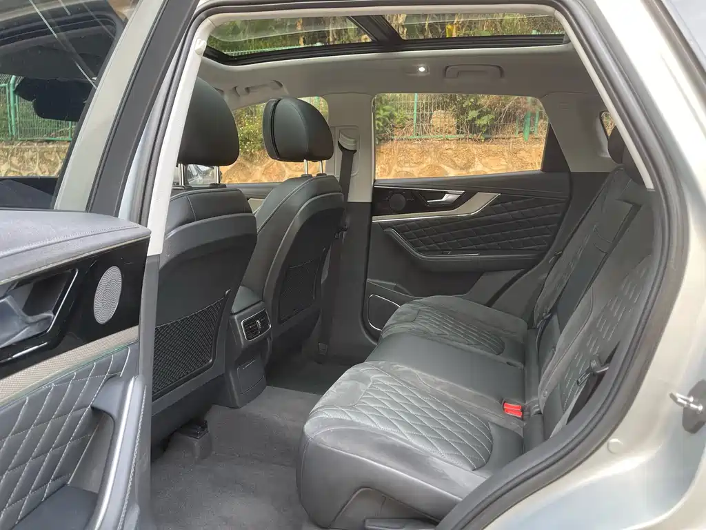 Hongqi HS5 2.0 T Connected Flagship Enjoyment