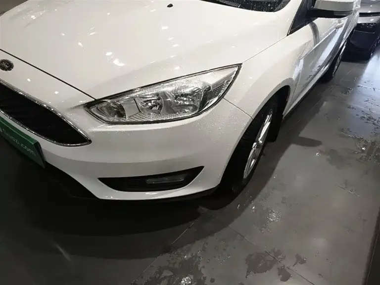 Ford Focus Hatchback Classic 1.6 L Auto Style Smart Travel