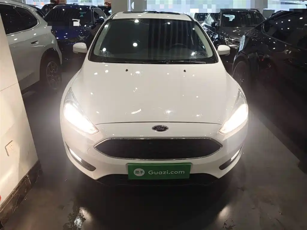Focus Hatchback Classic 1.6 L Auto Style Smart Travel