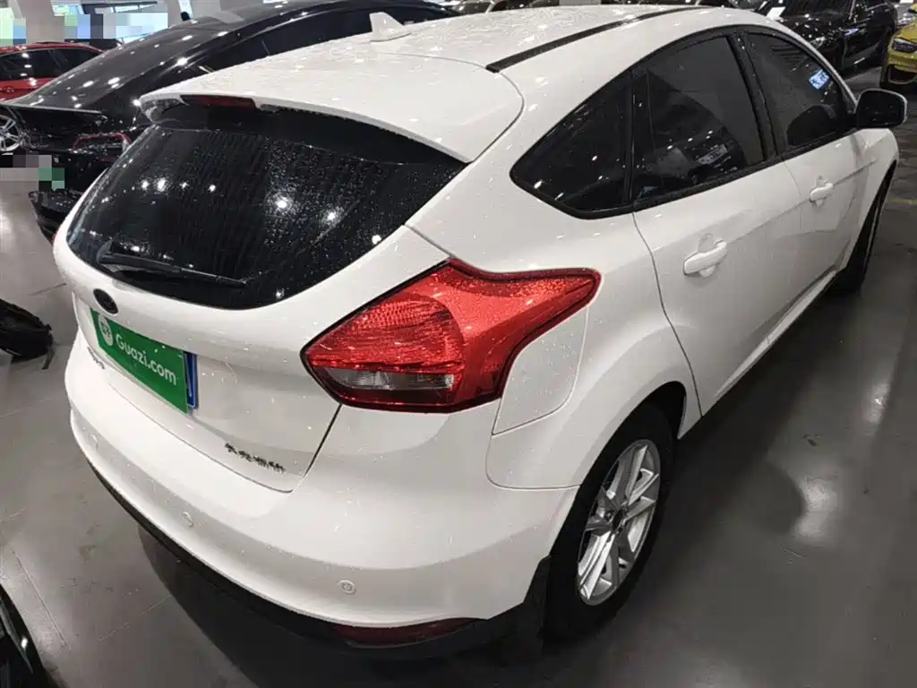 Focus Hatchback Classic 1.6 L Auto Style Smart Travel