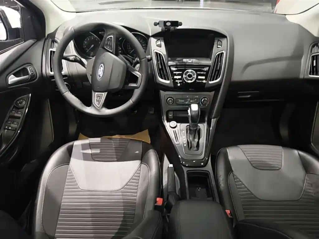 Focus Hatchback Classic 1.6 L Auto Style Smart Travel