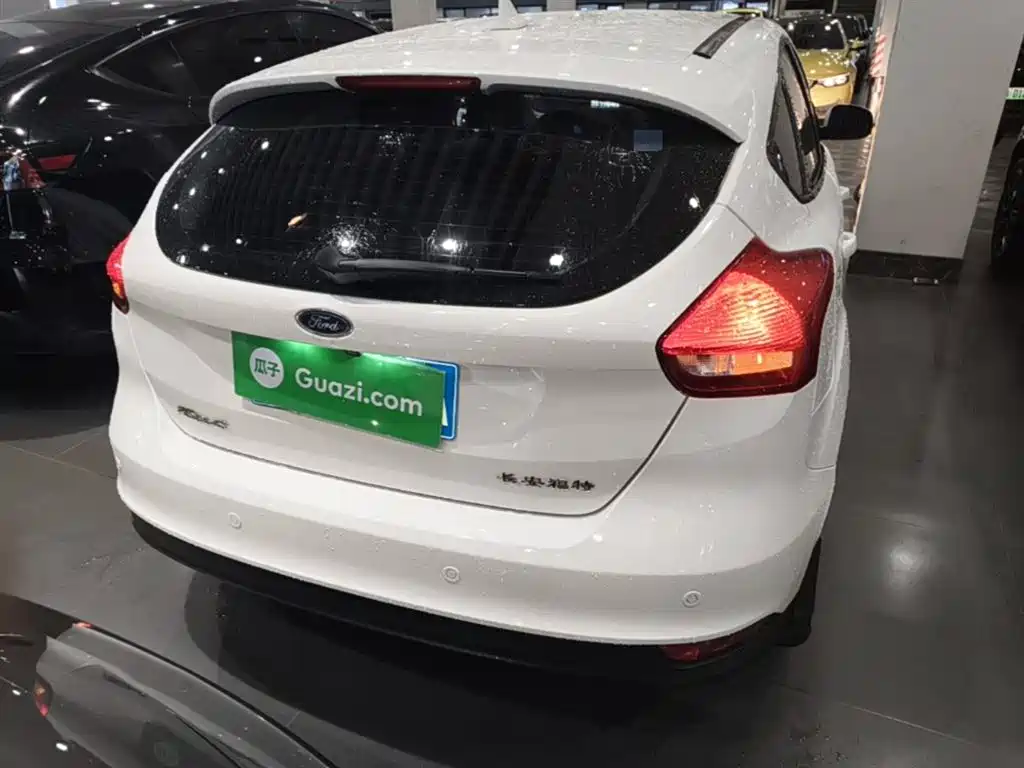 Focus Hatchback Classic 1.6 L Auto Style Smart Travel