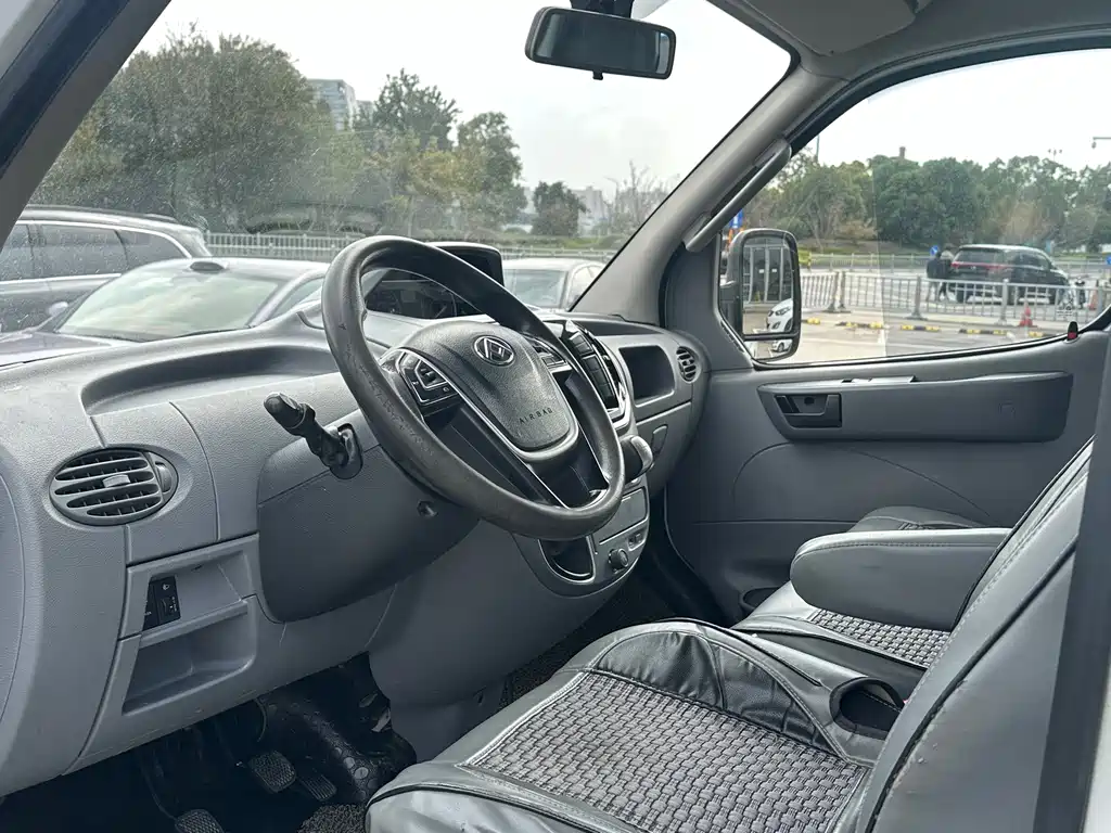 Xintu V80 2.5 T Classic6-speed Manual Aoyuntong Facelift SWB Super Low Roof 5 6-seat