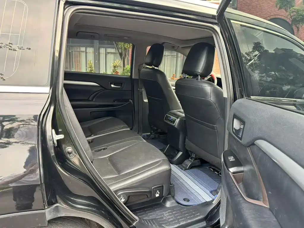 Highlander 2.0 T 4 WD Luxury 7-seat CN-V