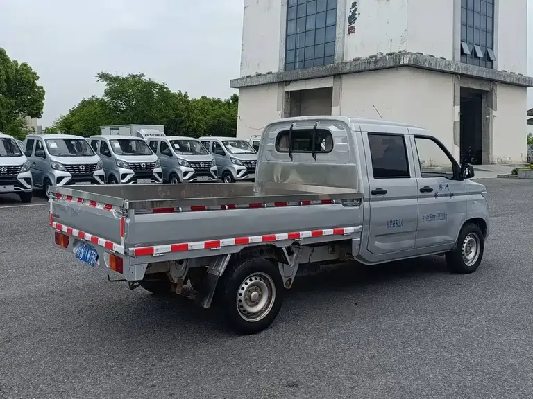 Wuling Rongguang New Truck 五菱荣光新卡 2018款 1.8 L双排LJ479 QE2