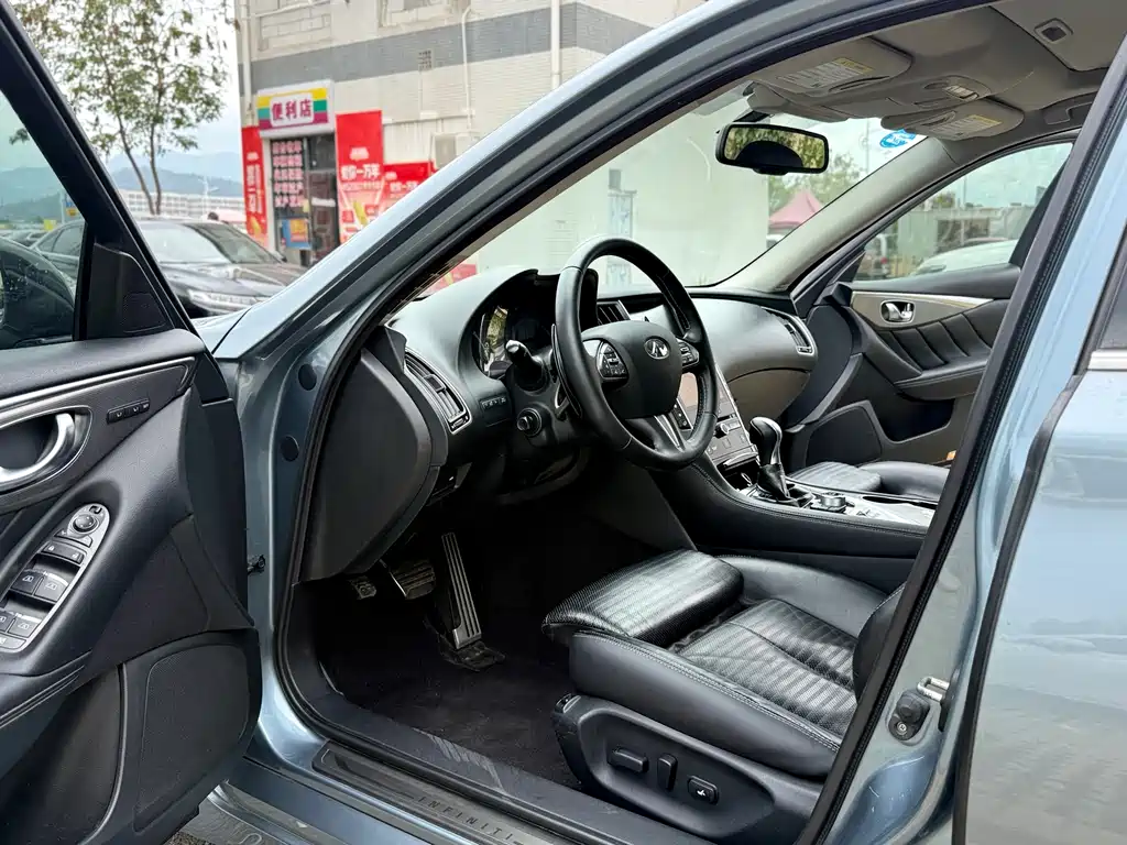 Infiniti Q50 3.7 L Luxury Sport
