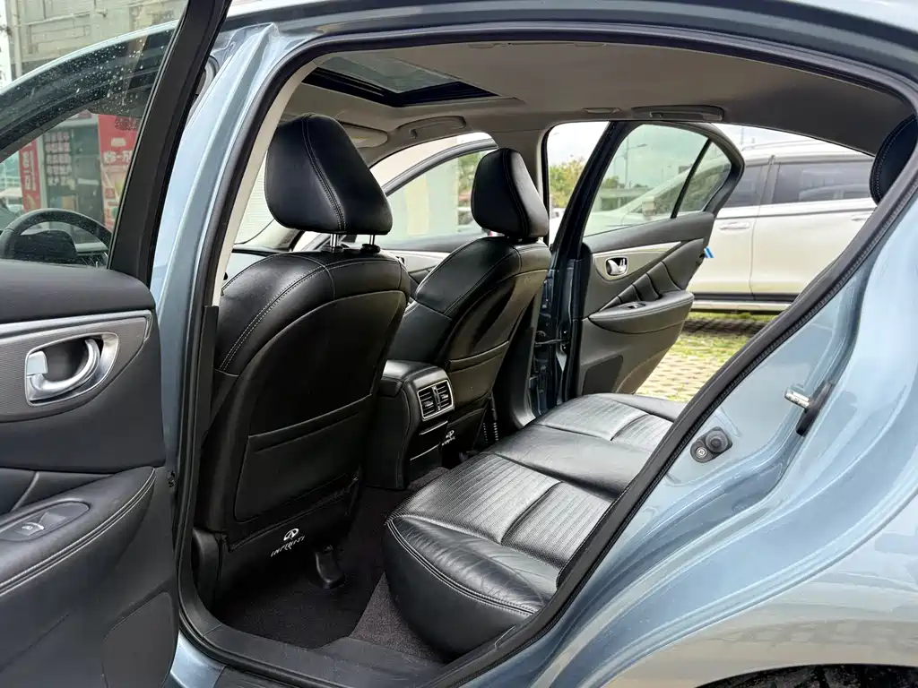 Infiniti Q50 3.7 L Luxury Sport