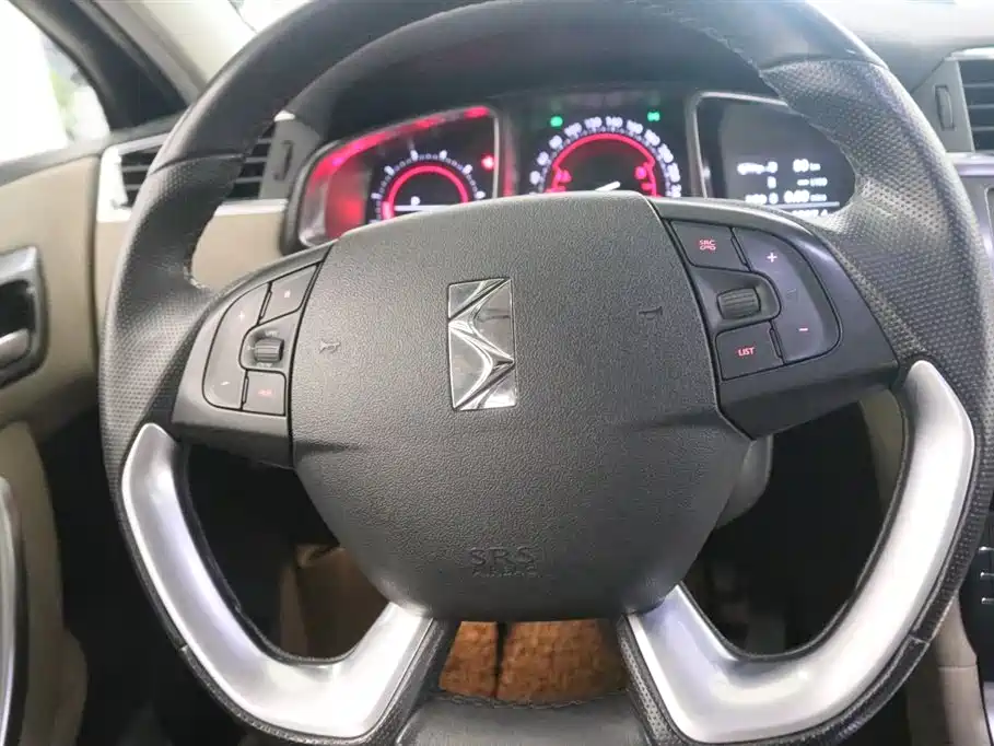 DS 6 1.6 T Luxury THP160