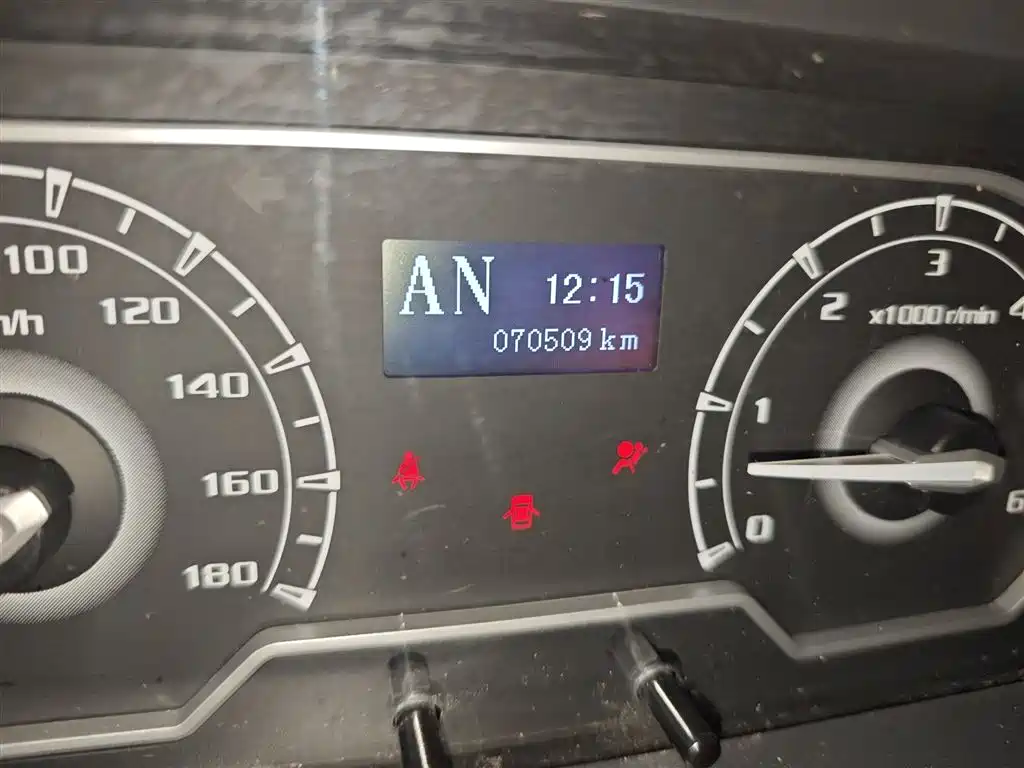 Xintu V80 新途V80 2023款 2.0 T AMT经典傲运通长轴中顶6/7/8/9座