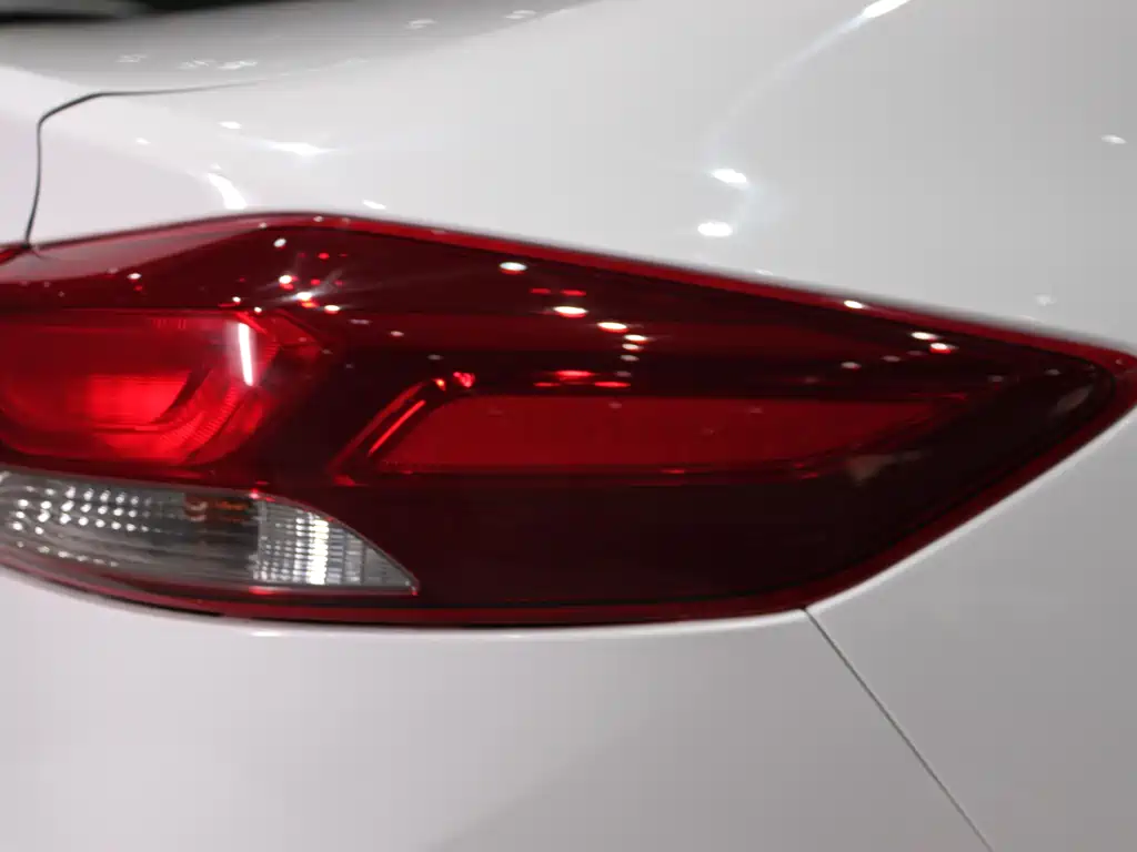 Elantra 1.6 L Auto Smart Dazzle · Elite