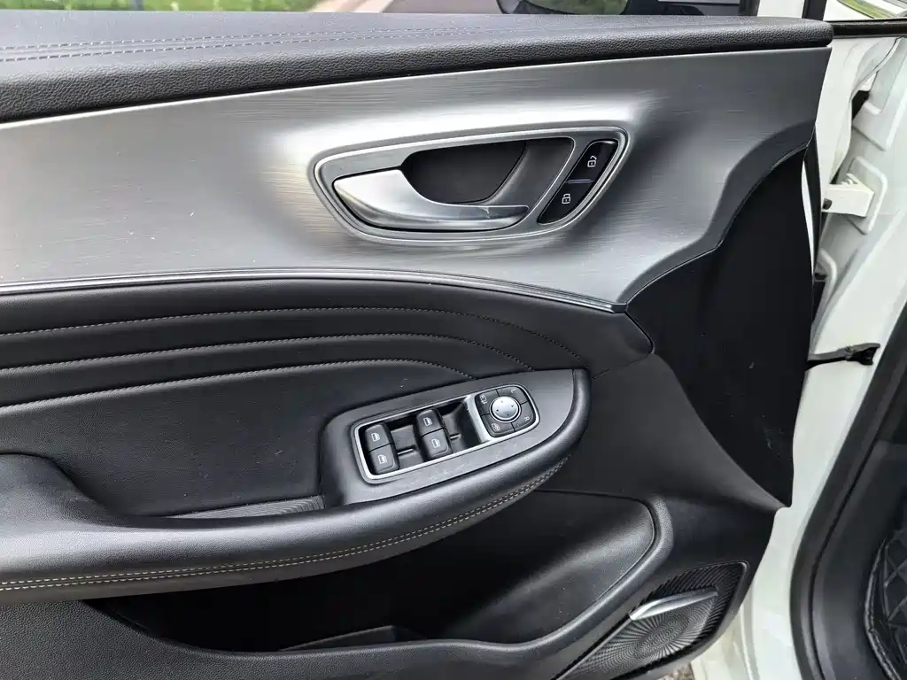 Roewe iMAX8 400 TGI Supreme Series Honored