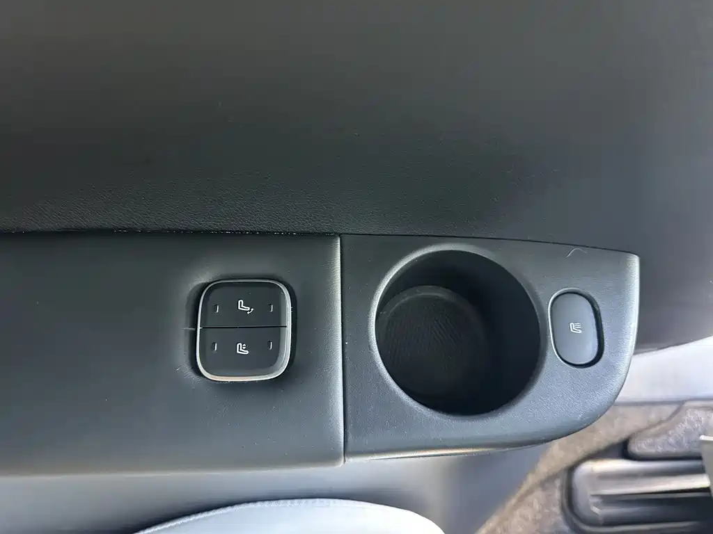 Voyah Dreamer PHEV 4 WD Flagship Kunpeng