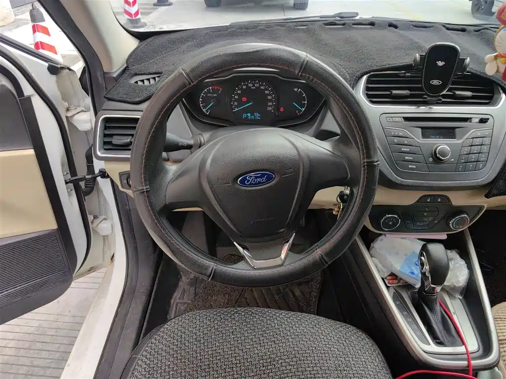 Escort 1.5 L Auto Comfort