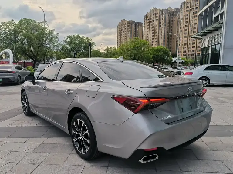 Toyota Avalon 2.5 L Luxury