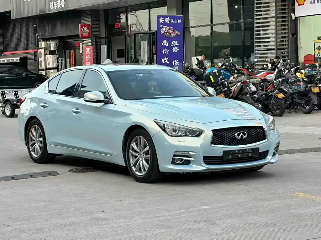 Infiniti Q50 3.7 L Luxury
