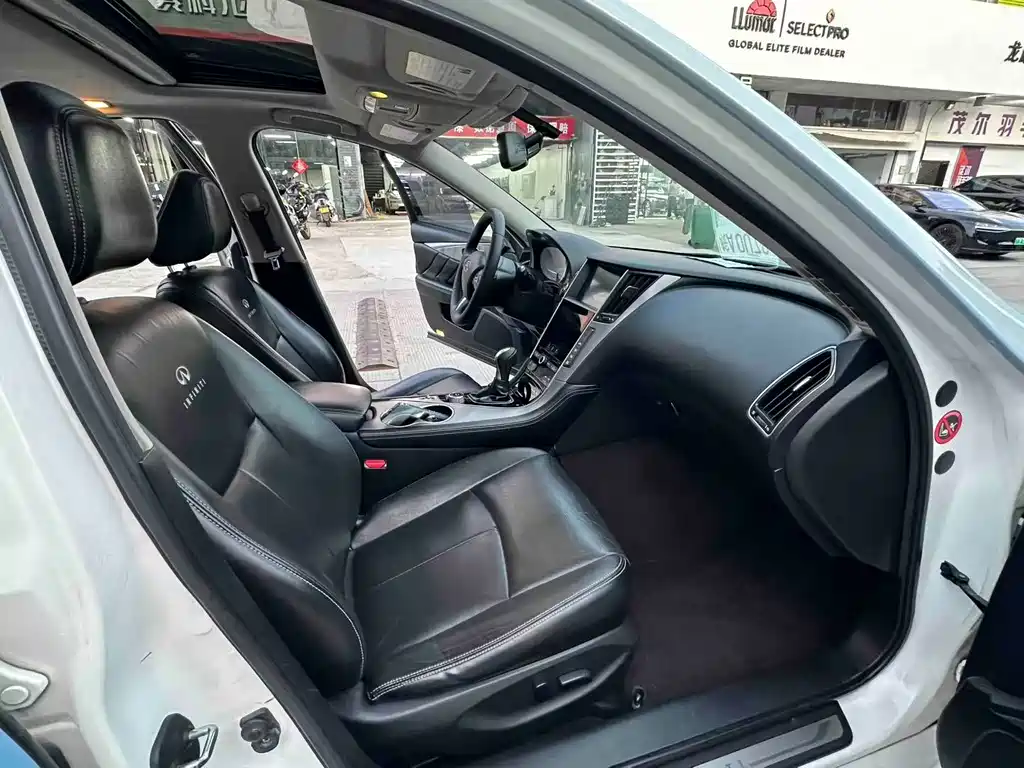 Infiniti Q50 3.7 L Luxury