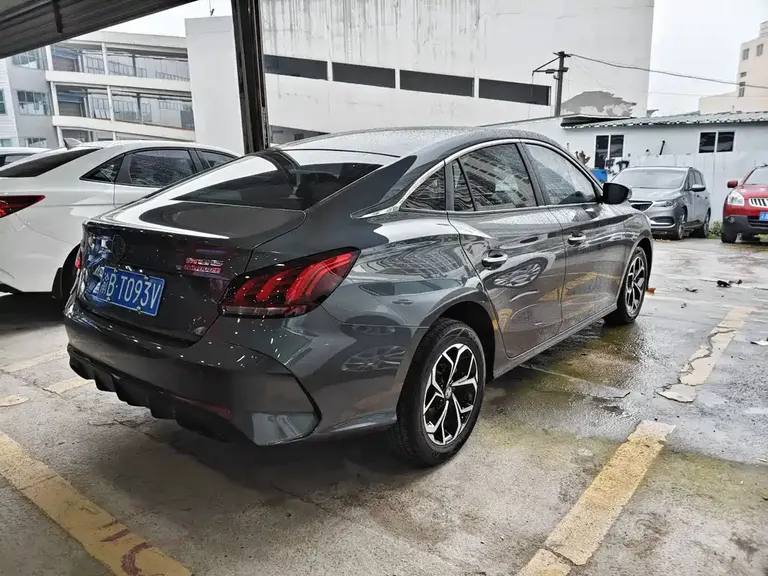 MG5 180 DVVT CVT Luxury