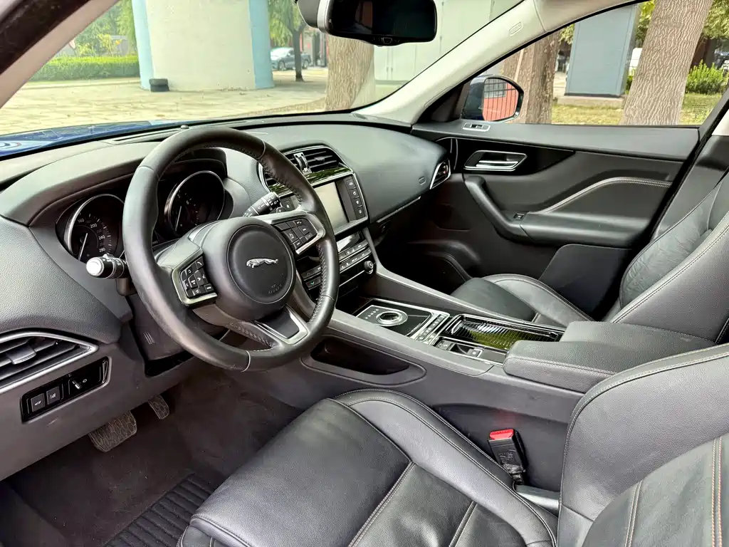 Jaguar F-PACE 2.0 T 4 WD Urban Premium