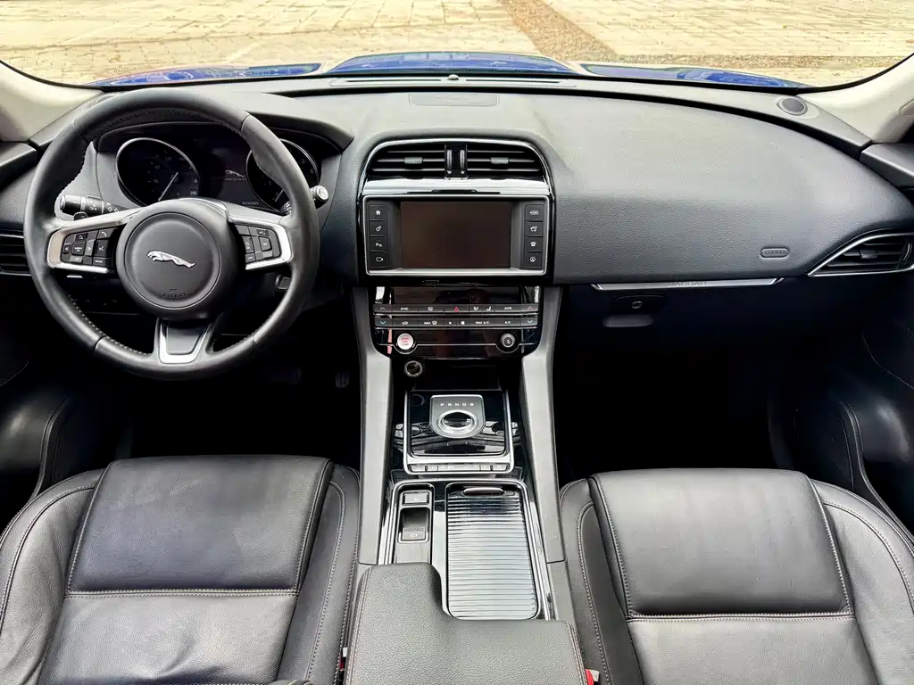 Jaguar F-PACE 2.0 T 4 WD Urban Premium