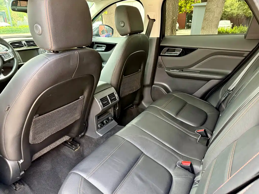 Jaguar F-PACE 2.0 T 4 WD Urban Premium