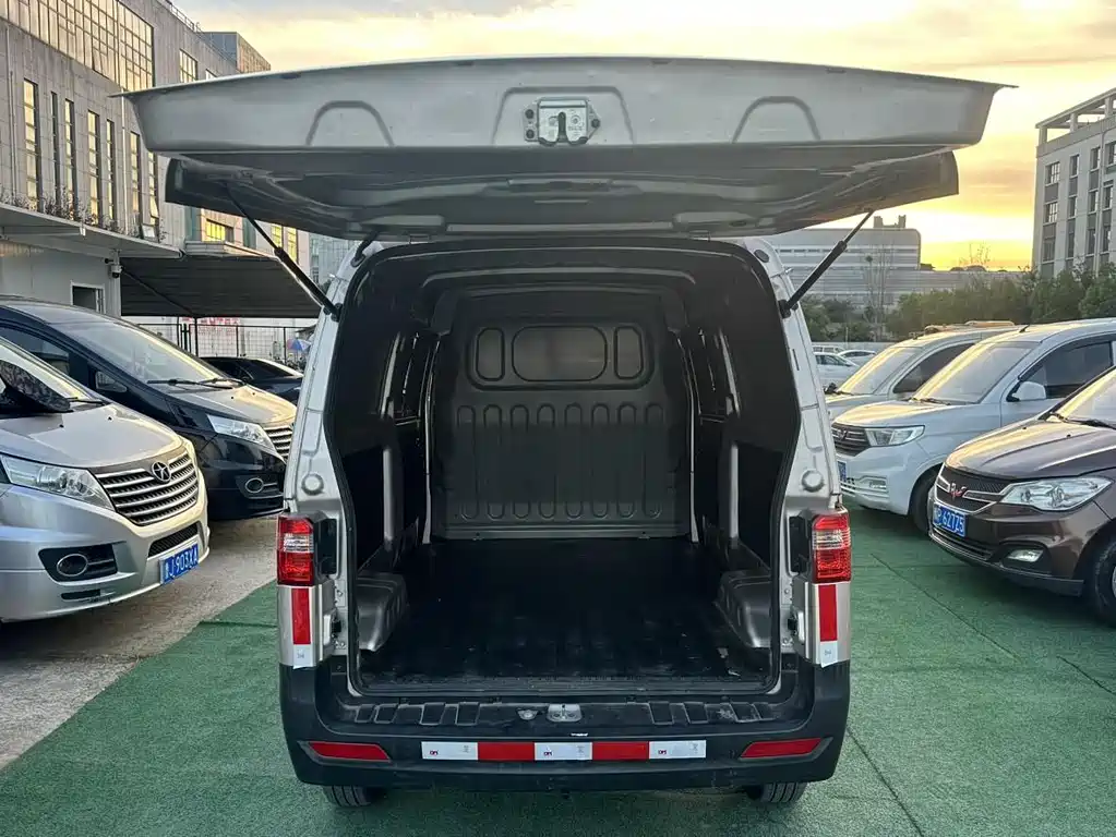 Xiaohaishi X30 1.5 L Business Cargo Van 2 5-seat AC SWC15 M