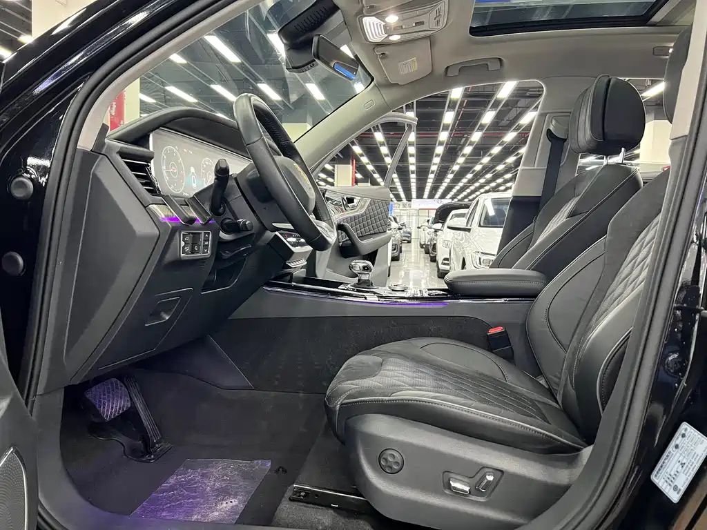 Hongqi HS5 2.0 T Connected Flagship Enjoyment