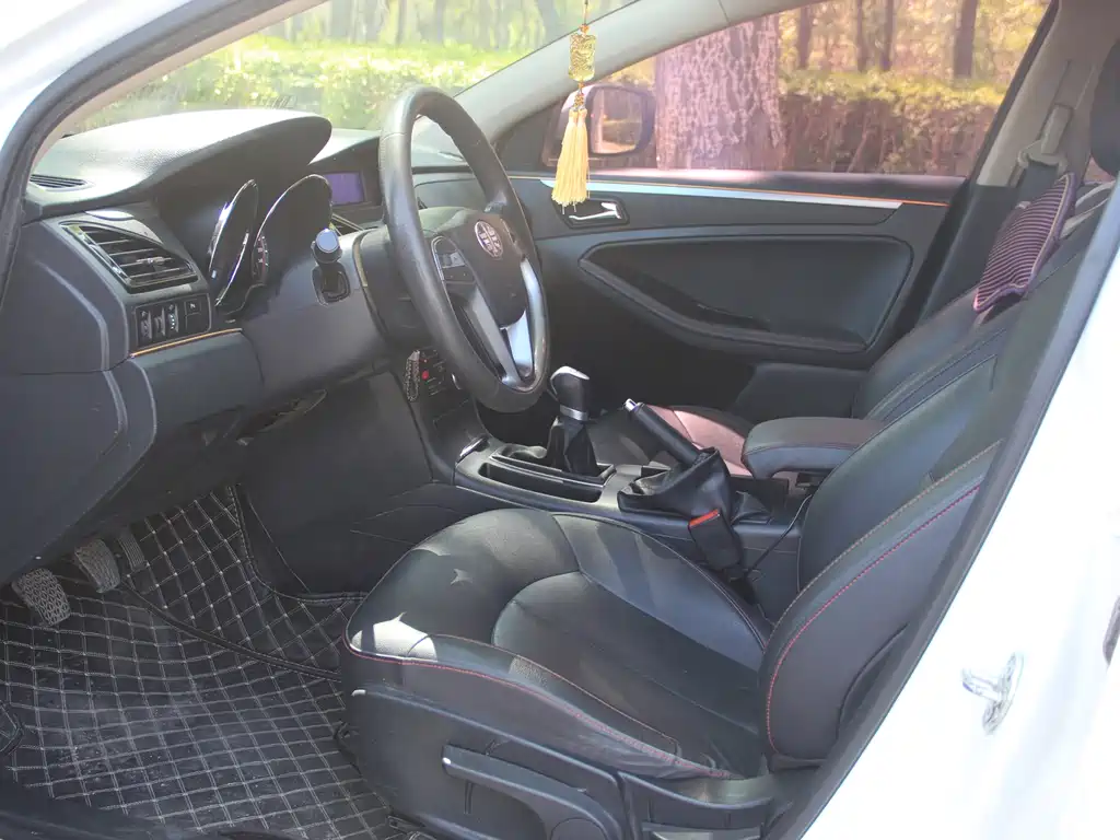 Besturn B70 奔腾B70 2016款 2.0 L 手动十周年纪念版
