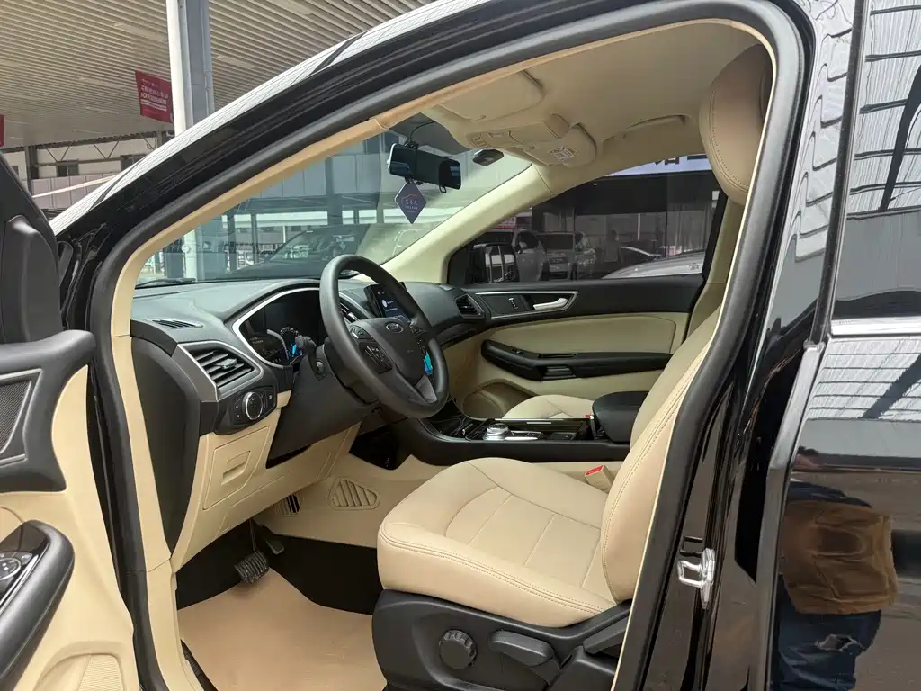 Edge EcoBoost 245 2 WD Elite Sharp 5-seat