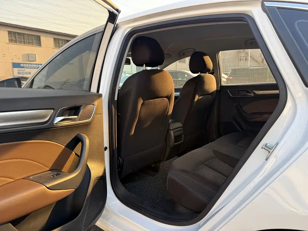 Roewe i6 Classic PLUS 1.6 L CVT 4 G Connected Glory Luxury