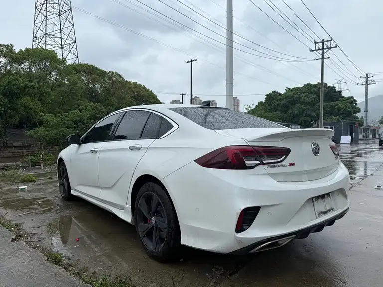 Buick Regal GS 28 T Distinguished