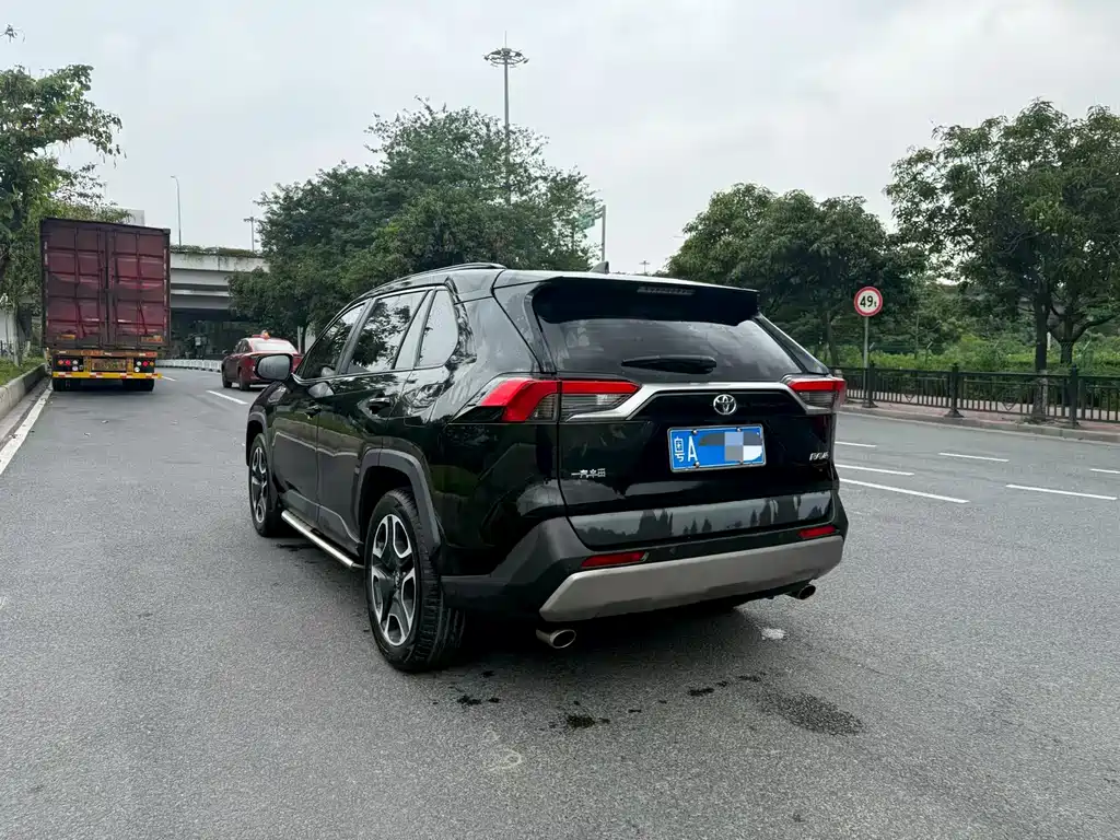 RAV4 2.0 L CVT 2 WD Distinguished