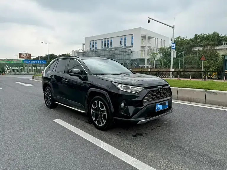 Toyota RAV4 2.0 L CVT 2 WD Distinguished