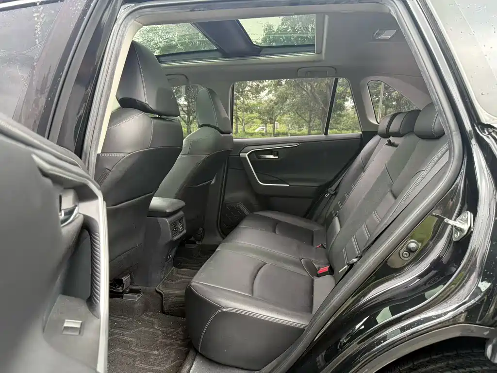 RAV4 2.0 L CVT 2 WD Distinguished