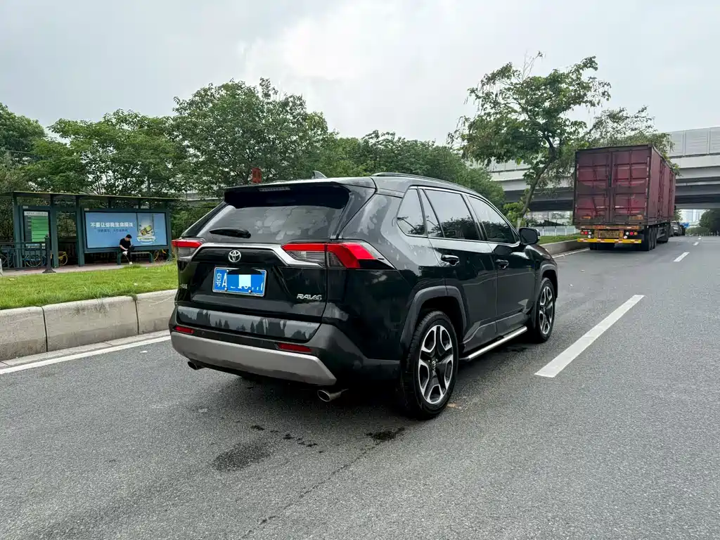 RAV4 2.0 L CVT 2 WD Distinguished