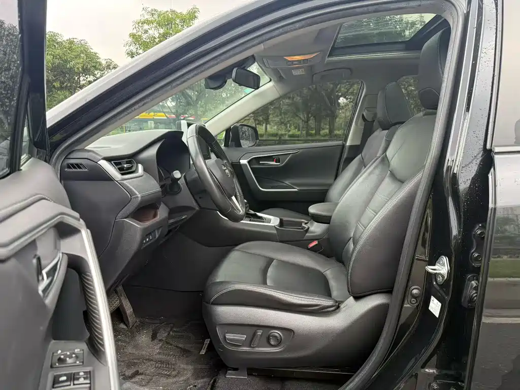 RAV4 2.0 L CVT 2 WD Distinguished