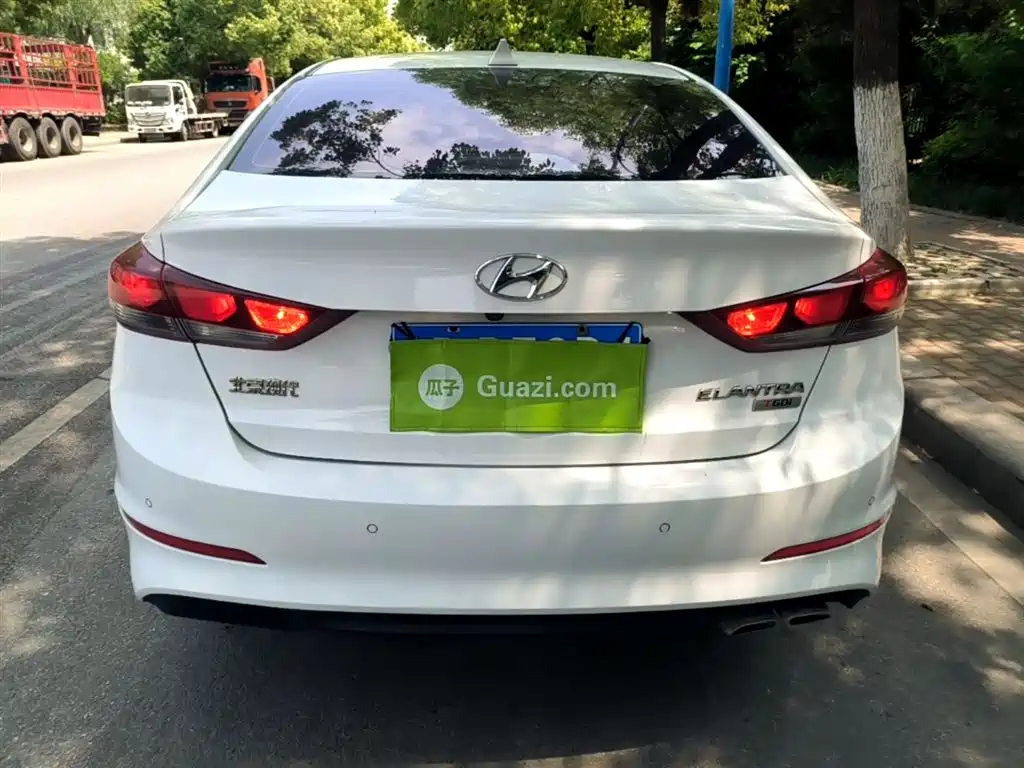 Elantra 1.4 T DCT Dynamic Shine · Active
